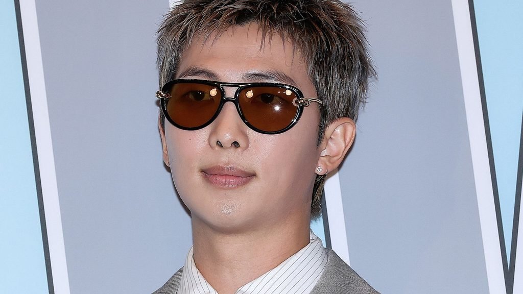 <img src="rm-bts-kim-namjoon-idade-32-anos.jpg" alt="RM do BTS Kim Namjoon líder do grupo 32 anos">