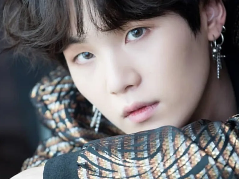 <img src="suga-bts-min-yoongi-agust-d-33-anos.jpg" alt="SUGA do BTS Min Yoongi rapper e produtor Agust D 33 anos">