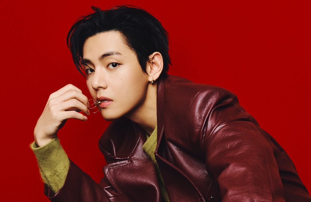 <img src="v-bts-kim-taehyung-30-anos.jpg" alt="V do BTS Kim Taehyung vocalista de voz grave 30 anos">